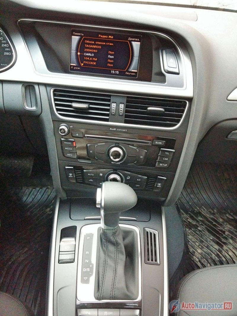 Центральная консоль (с тремя раздельными зонами – цветной дисплей системы MMI, блок медийной установки, модуль однозонного климат-контроля) немного развернута к водителю