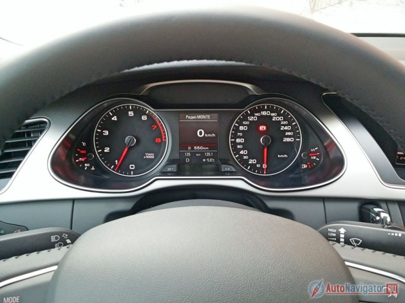 Информативная панель приборов (в центре которой размещен ЖК-экран) не перегружена лишними данными