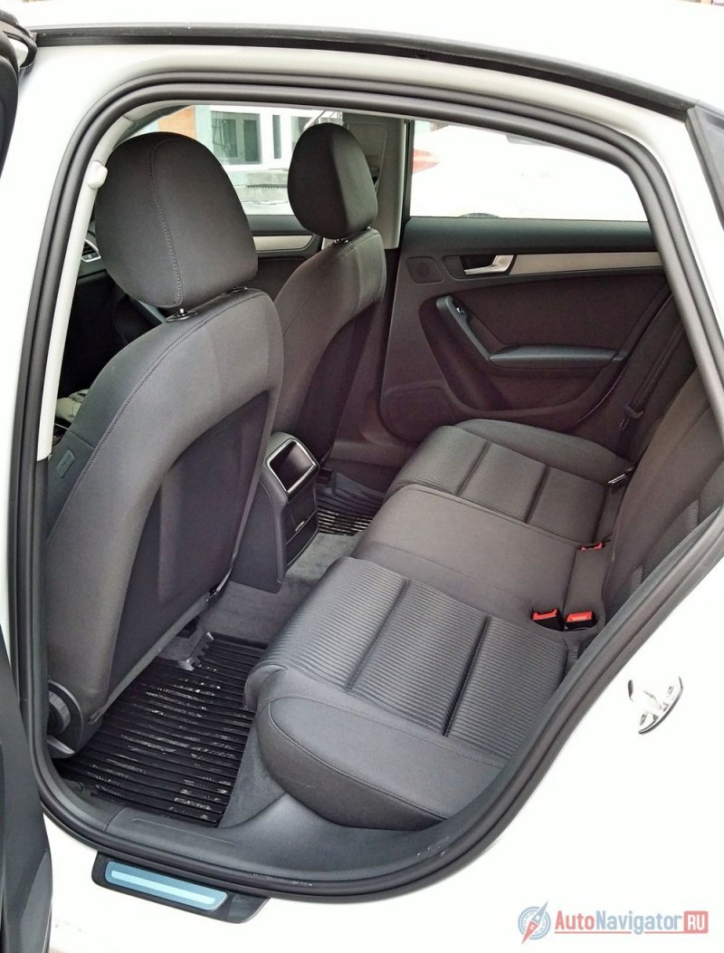 На заднем сиденье с комфортом могут разместиться двое взрослых и один ребенок