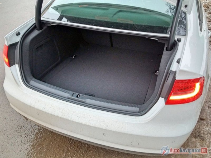 О багажном отделении говорить, в общем-то, нечего – оно имеет объем 480 литров, почти прямоугольную форму и подпольную нишу, в которой прячется докатка