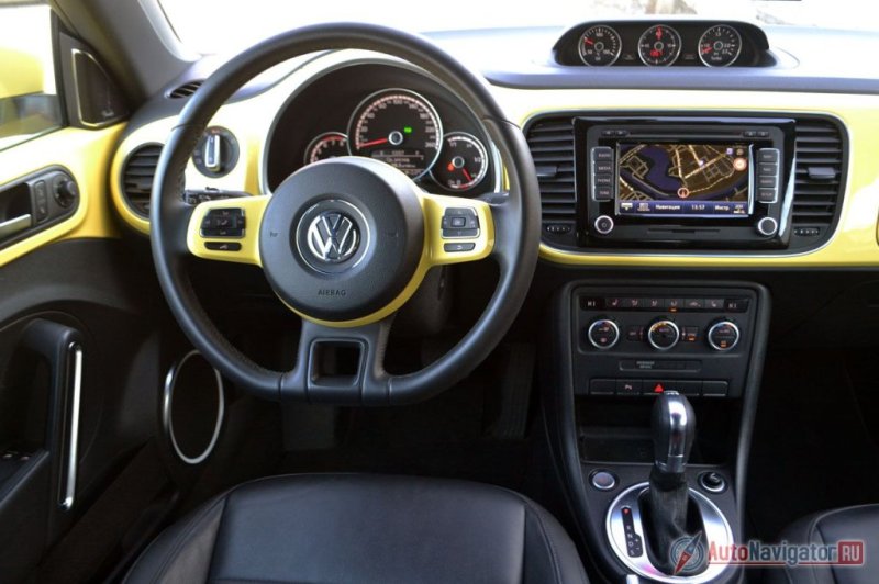 Накладки на торпедо в цвет кузова смотрятся очень свежо, но это опция. Все остальное очень строго и запросто выдает «Фольксваген»