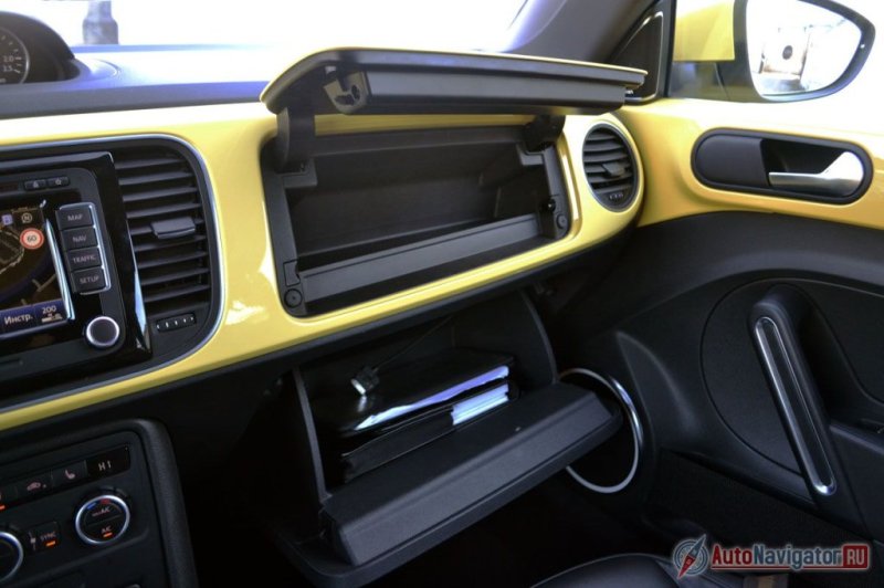 Маленький бардачок сверху в стиле машин полувековой давности (такой еще встречается на «Буханках») очень маленький и неудобный. В него поместятся разве что перчатки, благо внизу есть еще один - традиционный, довольно вместительный