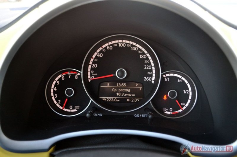 Большой спидометр по центру, слева тахометр и такого же размера топливомер справа. В середине традиционный для «Фольксвагена» бортовой компьютер, который показал средний расход топлива за время теста в смешанном цикле – 10,3 л/100 км