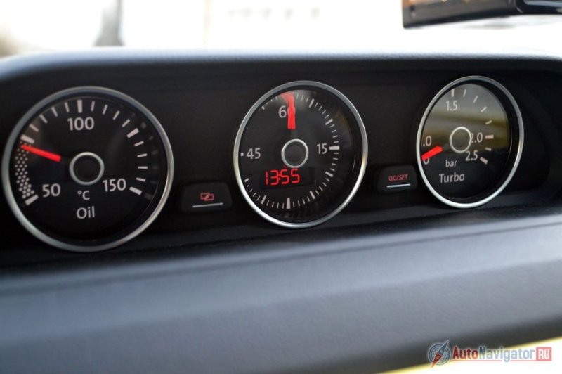 Дополнительный блок приборов. Левый показывает температуру масла, правый – давление наддува, а по центру часы и секундомер