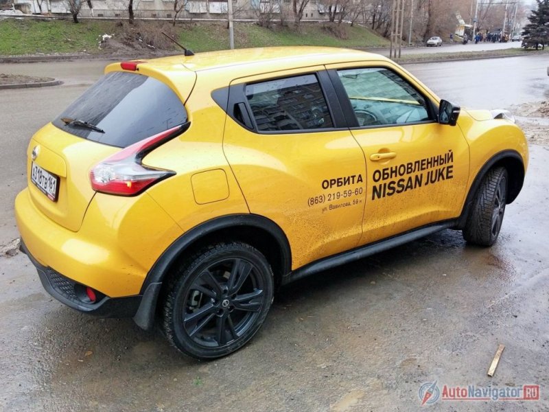 «Джук» отличается сбалансированным шасси, «утюжить» кроссовером асфальт – одно удовольствие