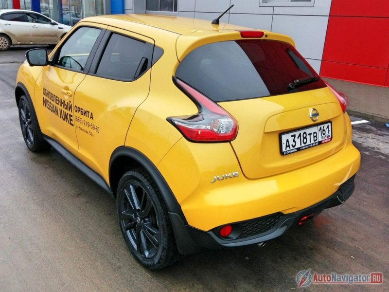 На фоне грязных и серых автомобилей яркий и экстравагантный Juke выглядел пришельцем из космоса и своим внешним видом поднимал настроение