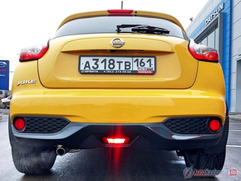 Задний бампер машины теперь имеет более агрессивные формы, лучше сочетающиеся с новыми «бумерангами» светодиодных огней