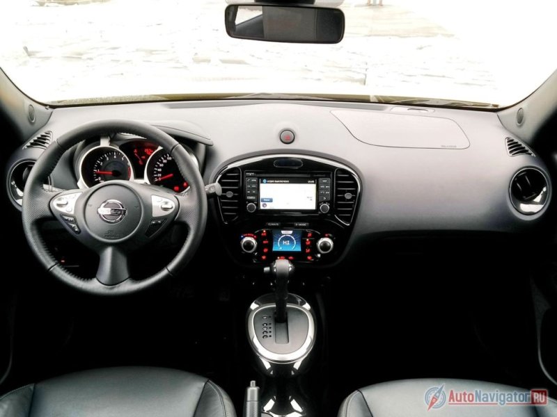 Салон Nissan Juke не изменился – он может похвастаться все такой же отделкой из глянцевого пластика, спортивным щитком приборов с козырьком и фирменными блоками управления стереосистемой и однозонным климат-контролем