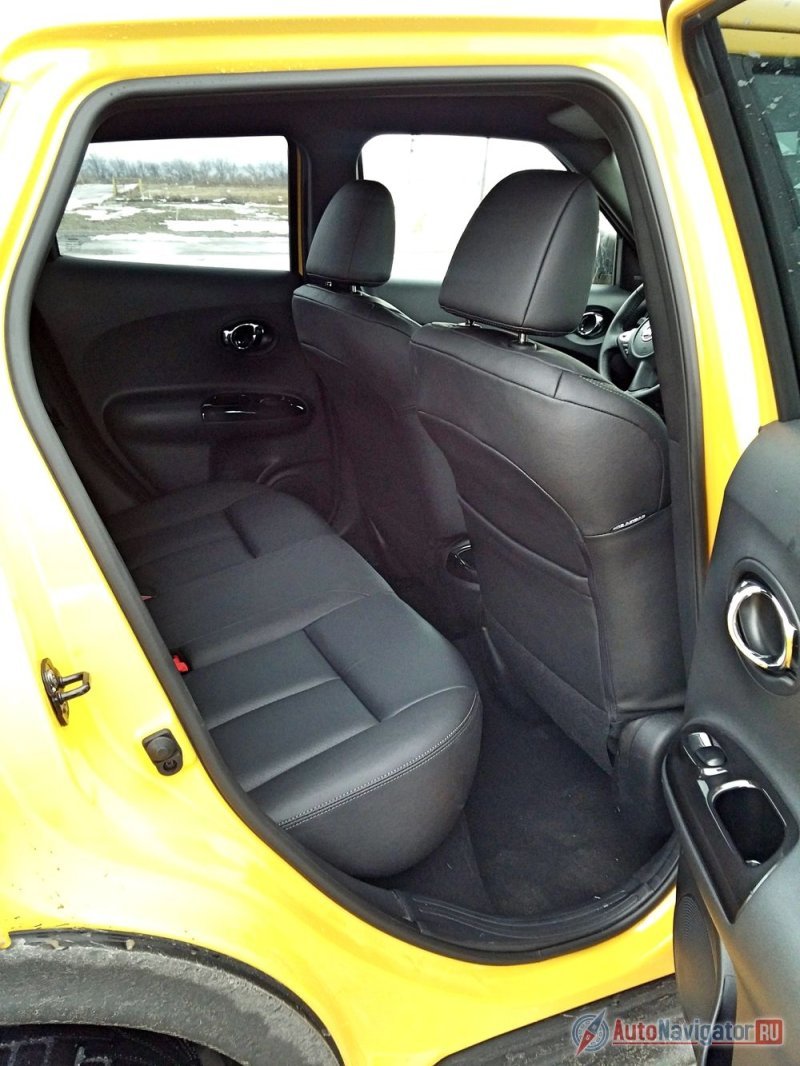 Садиться на заднее кресло крупному мужчине противопоказано: во-первых, можно просто застрять в фигурном дверном проеме, во-вторых, голова моментально упрется в потолок, в-третьих, ноги девать будет некуда