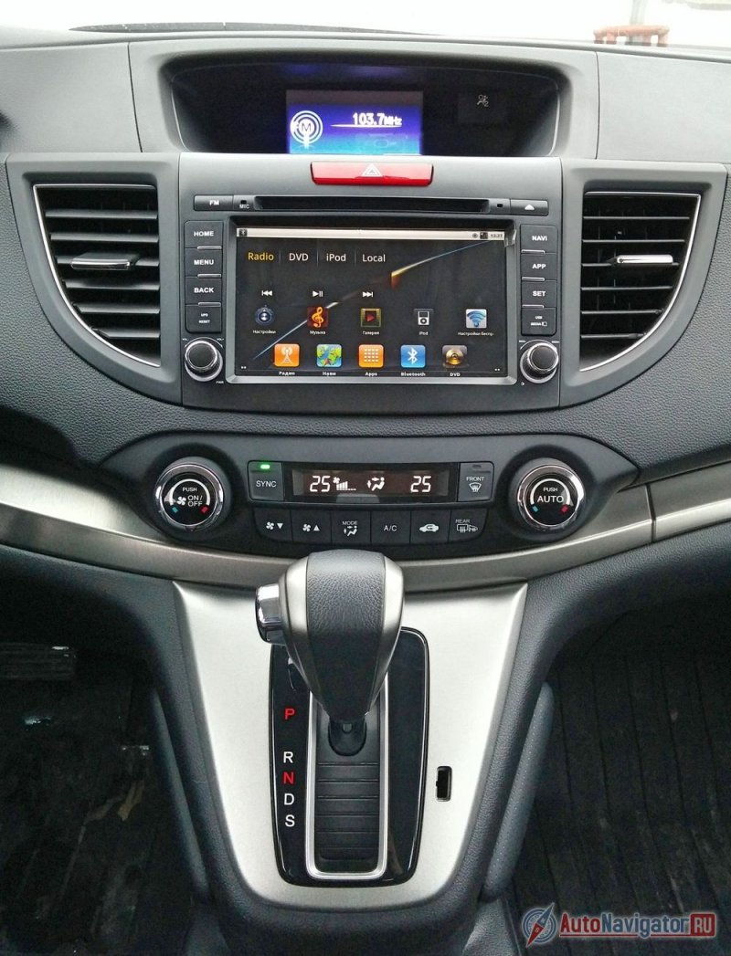 Селектор автоматической КПП расположен на отдельном приливе центральной консоли