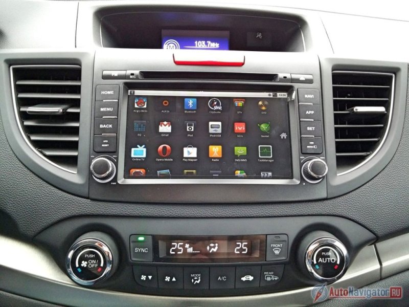 По желанию покупателя кроссовер можно оснастить любой мультимедийной системой формата 2DIN (тестовой автомобиль был оборудован музыкальной установкой на базе ОС Android 2.3 и навигационным комплексом «СитиГИД»)