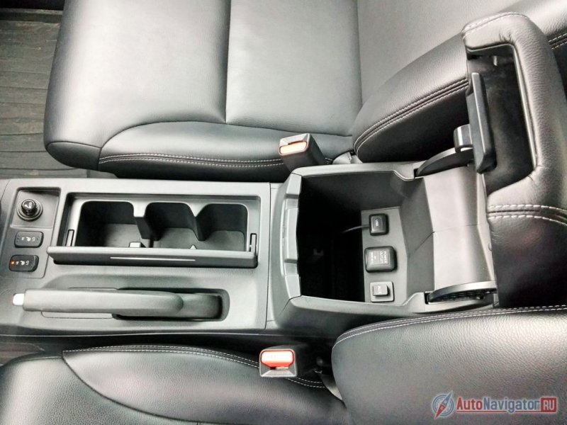 В салоне наличествуют всевозможные подстаканники, подбутыльники, емкости, лоточки и ящички – мелочевка в салоне не затеряется