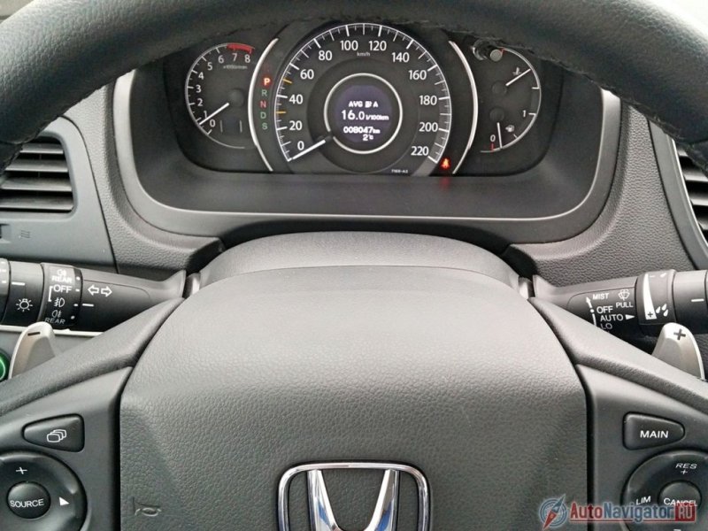 Приборную доску можно назвать архаичной – она аналоговая, однако на нее выводится вся необходимая информация, в которой легко разобраться при любом освещении. Позади руля расположены лепестки переключения передач