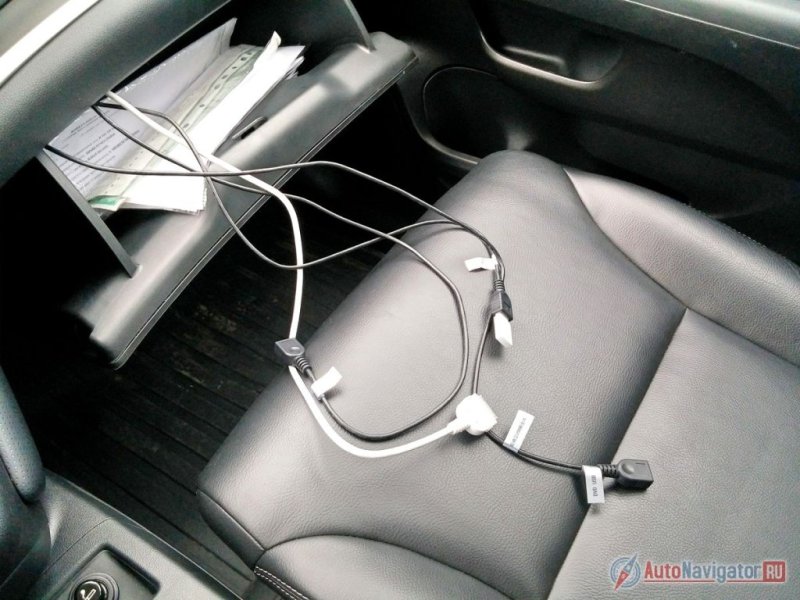 Особенность опциональной мультимедийной системы – большое количество разнообразных интерфейсных разъемов, выведенных в перчаточный ящик