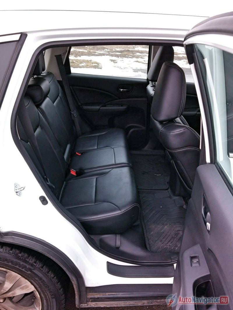 В задней части салона просторно – три человека смогут проехать на «галерке» значительное расстояние