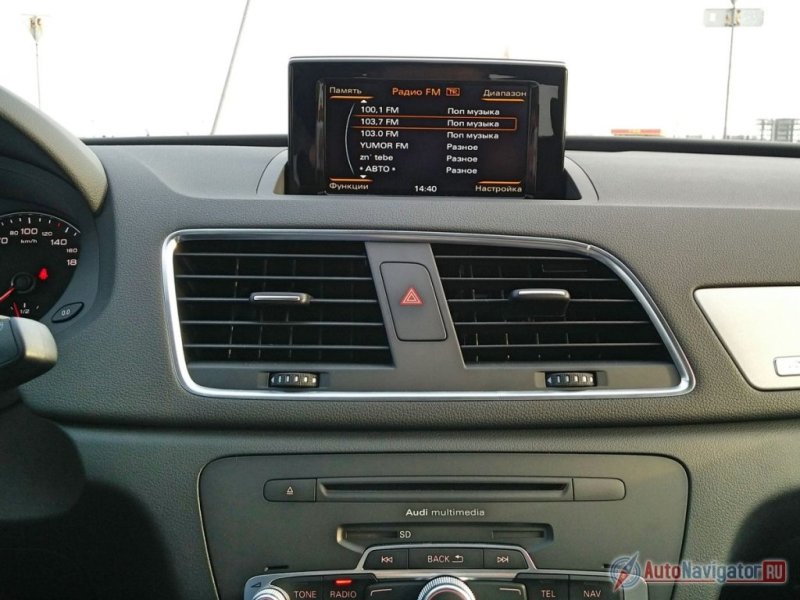 Цветной дисплей, венчающий центральную консоль, можно спрятать...