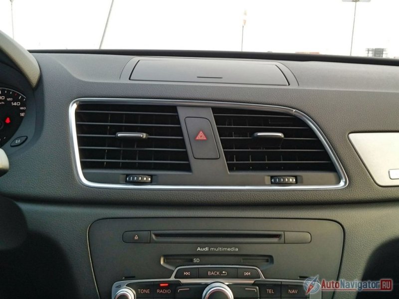 ... но только вручную - электропривода, как, например, в Audi A3 Sedan, нет