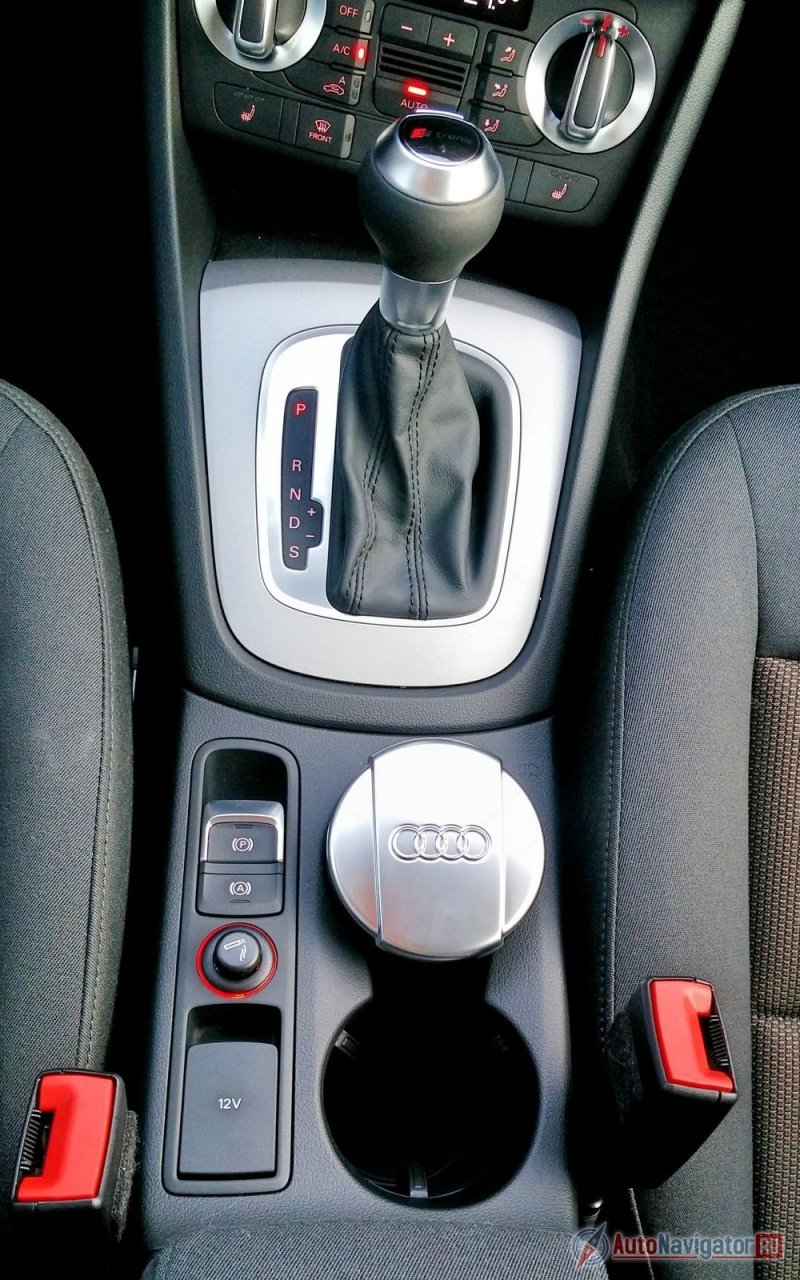 В одном из подстаканников «живет» переносной стаканчик-пепельница с хромированной крышкой