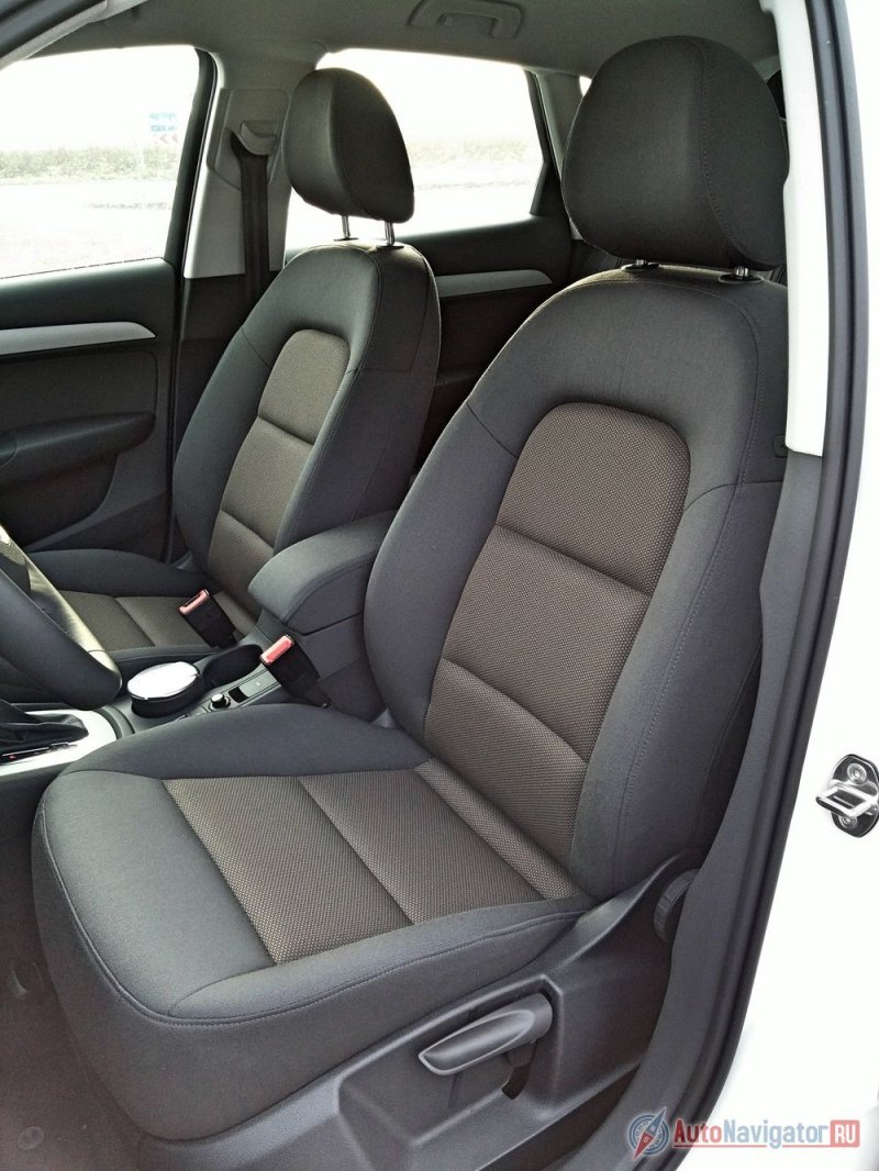 Передние сиденья обиты качественной и долговечной тканью