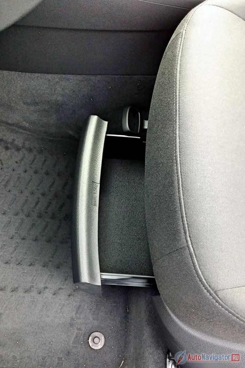 Внизу притаились выдвижные лотки для мелочевки