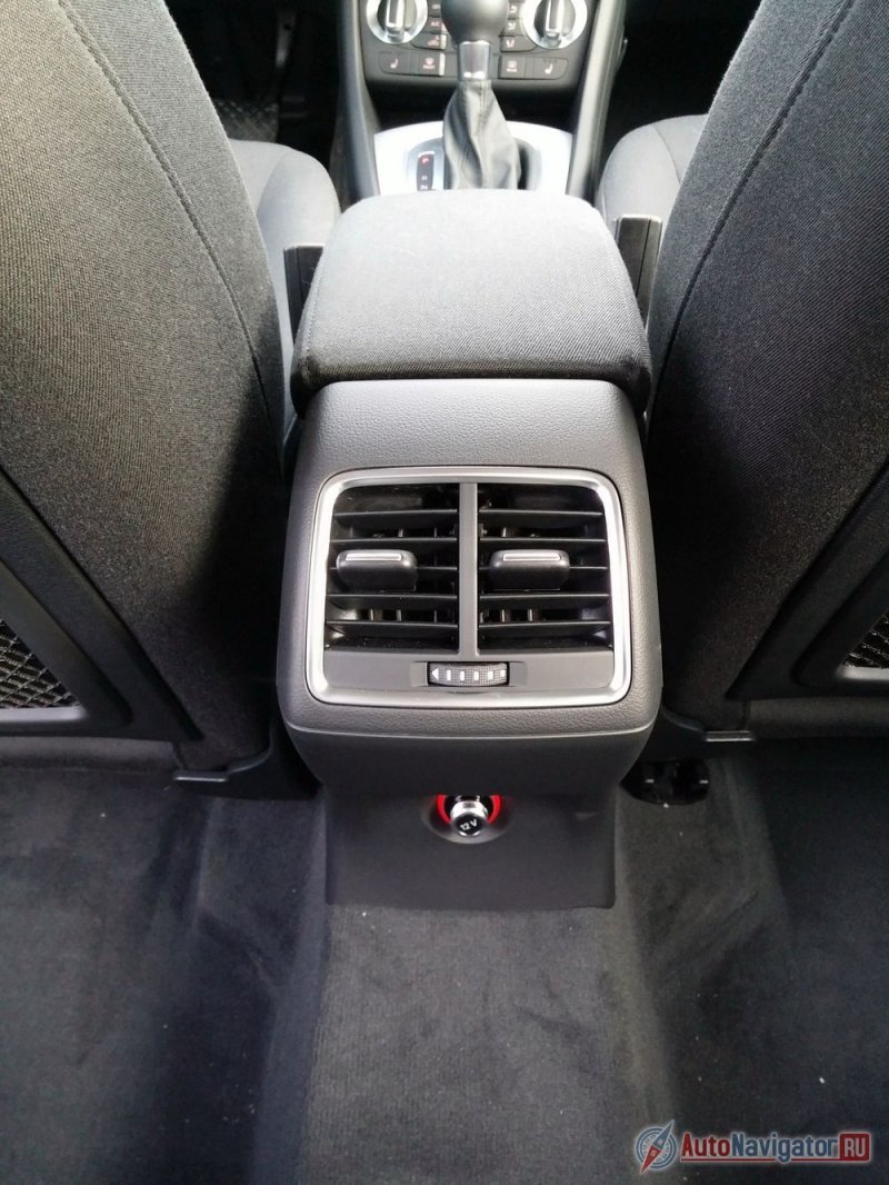 К услугам задних пассажиров – только дефлекторы системы климат-контроля и прикуриватель