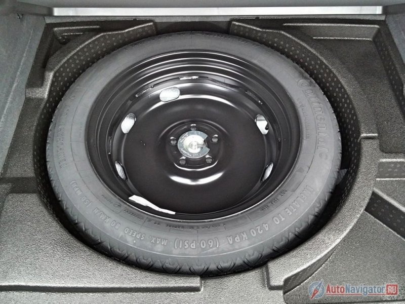 Под фальшполом багажного отсека – компактная докатка