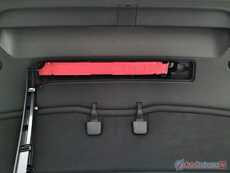 Знал аварийной остановки спрятан в специальной нише в двери багажника