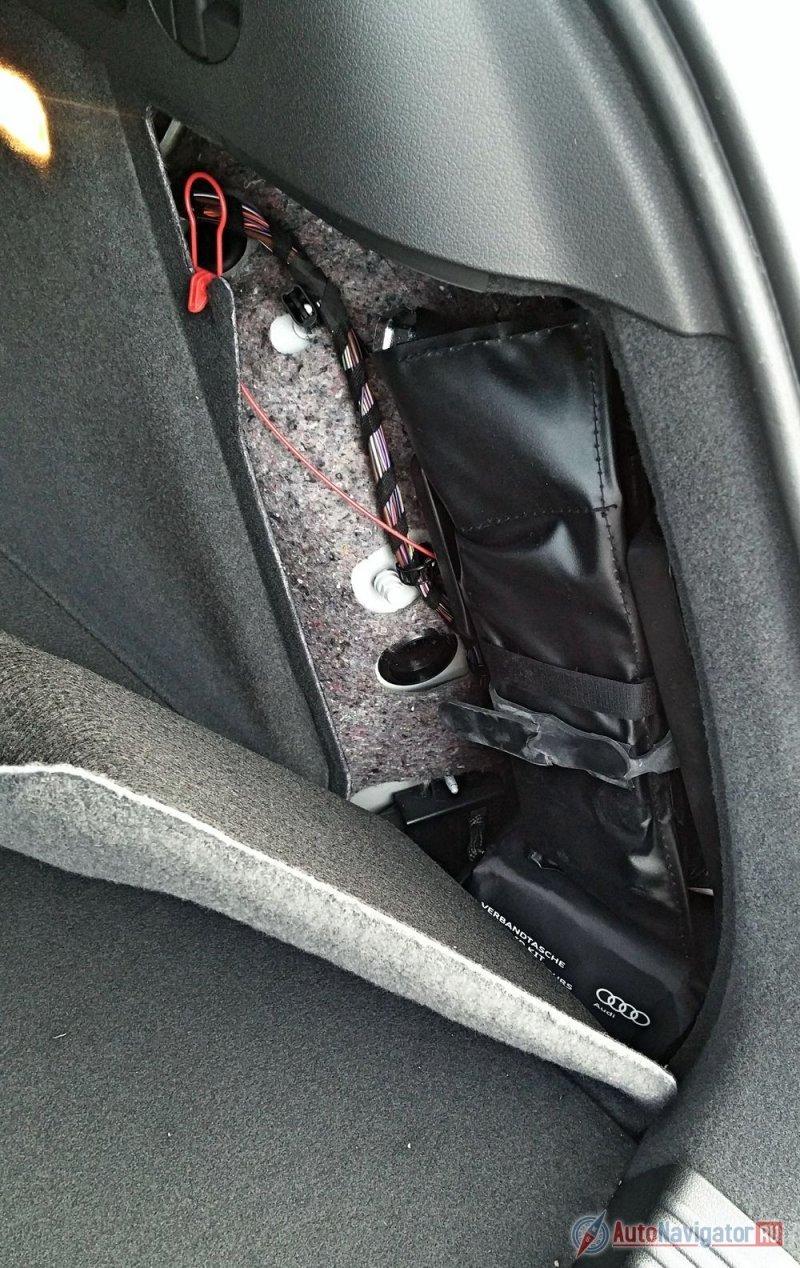 С правой стороны багажного отсека, под обшивкой, находится ремнабор для замены шин