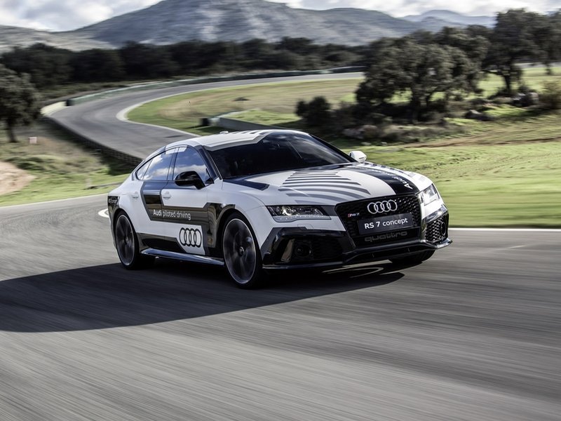 Компания Audi вывела на гоночную трассу спортивный беспилотный автомобиль