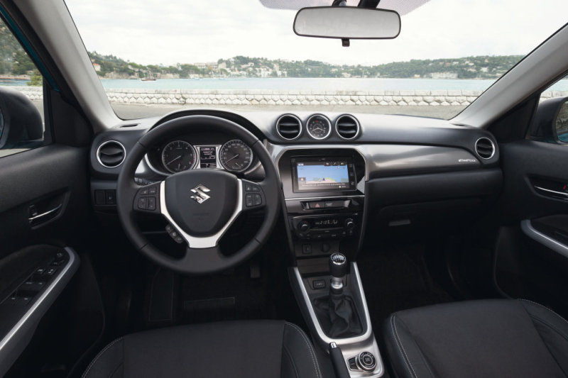 Переднюю панель можно похвалить за элегантность