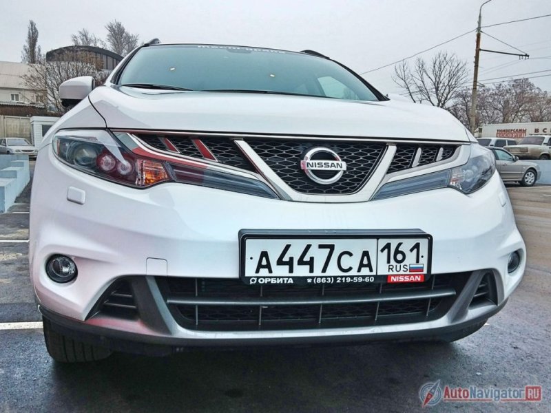 Крупная хромированная радиаторная решетка, большие светоблоки необычной формы, массивные бамперы — по всем этим элементам сразу понятна сущность кроссовера