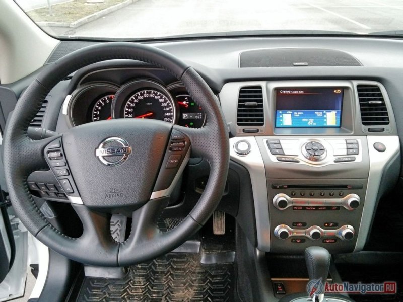 Nissan Murano имеет в своем арсенале красивую центральную консоль и многофункциональный руль