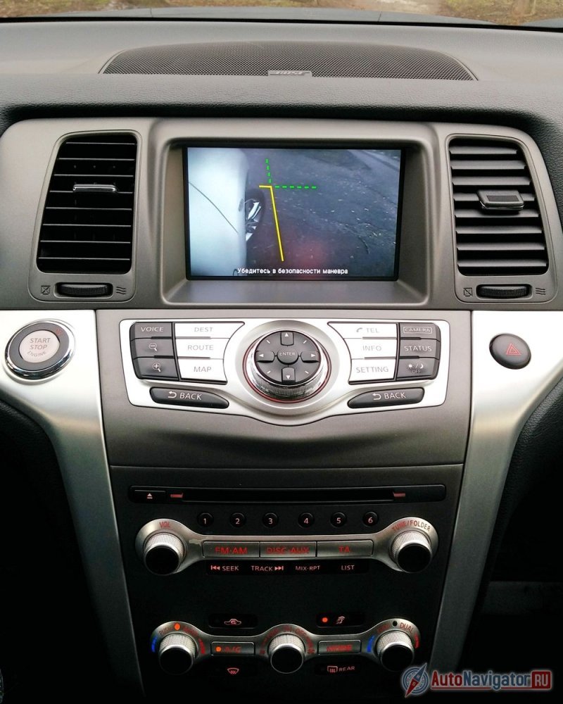 В правое боковое зеркало встроен «видео-глаз», изображение с которого транслируется на дисплей на передней панели