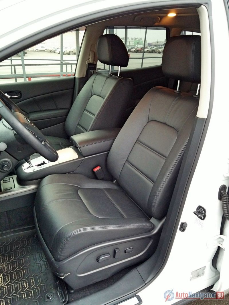Кресла и руль снабжены электроприводами и подогревом