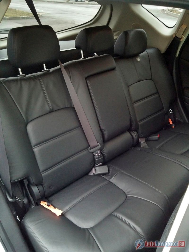 Складывающиеся с помощью электроприводов части «дивана» имеют регулируемые по углу наклона спинки и 2-ступенчатый подогрев