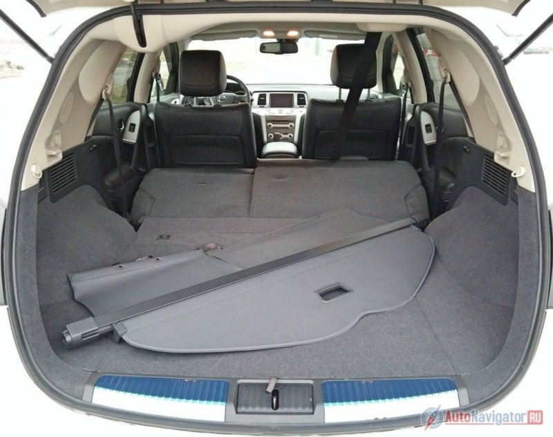 Багажный отсек «Мурано» располагает дверью с электроприводом, 838 литрами объема, крючками/петельками для крепления груза и легкой съемной шторкой