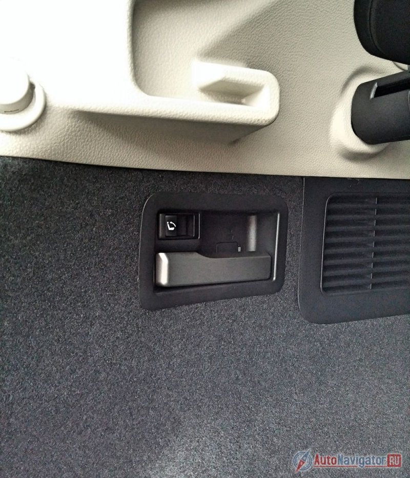 Сложить спинки задних кресел можно прямо из багажника