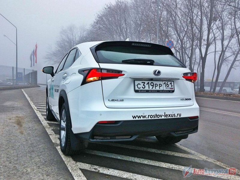 Большие светоблоки необычной формы, оснащенные светодиодами и заходящие на крылья, соседствуют с интегрированным в корпус машины бампером, элегантным верхним спойлером и двумя узкими хромированными выхлопным трубами