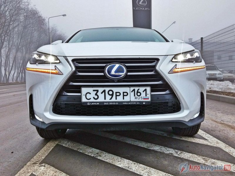 В дизайне передней части автомобиля выделяется фирменная решетка радиатора Lexus в форме веретена