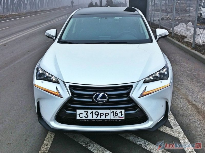 Тестовый день выдался туманным и «плывущий» по «призрачной» дороге НЛО, с «острой» светотехникой и крупным синеватым логотипом «Lexus» на радиаторной решетке, заставлял водителей соседних машин буквально сворачивать шеи