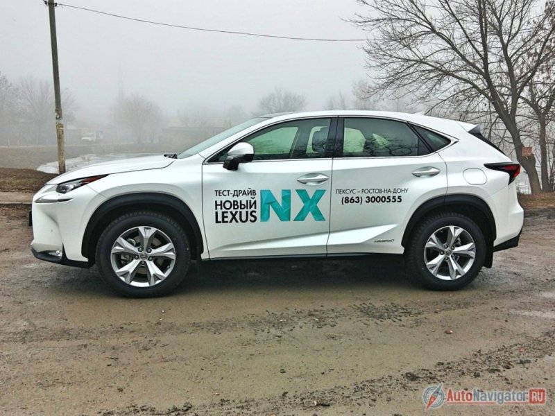 При взгляде в профиль следует отметить мощные колесные арки с черным пластиковым обрамлением