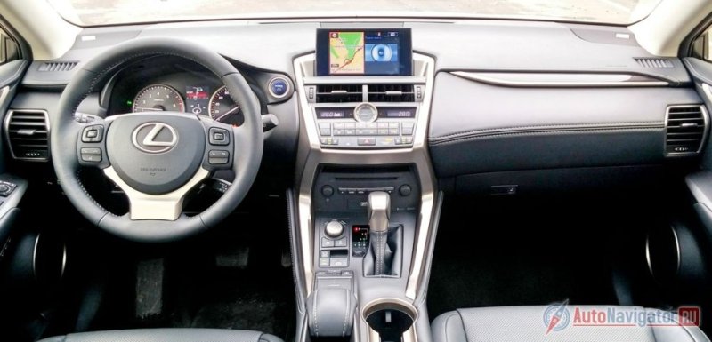 «Рубленые» грани интерьера являются логичным продолжением дизайнерских изысков экстерьера. Несмотря на непривычную архитектуру, пользоваться всеми элементами управления очень удобно