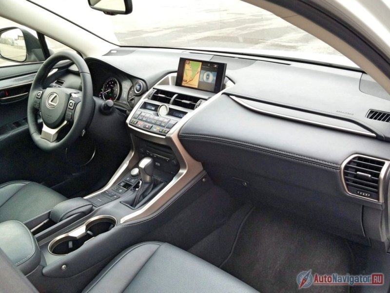 Передняя панель отделана качественными материала и радует глаз интересными формами