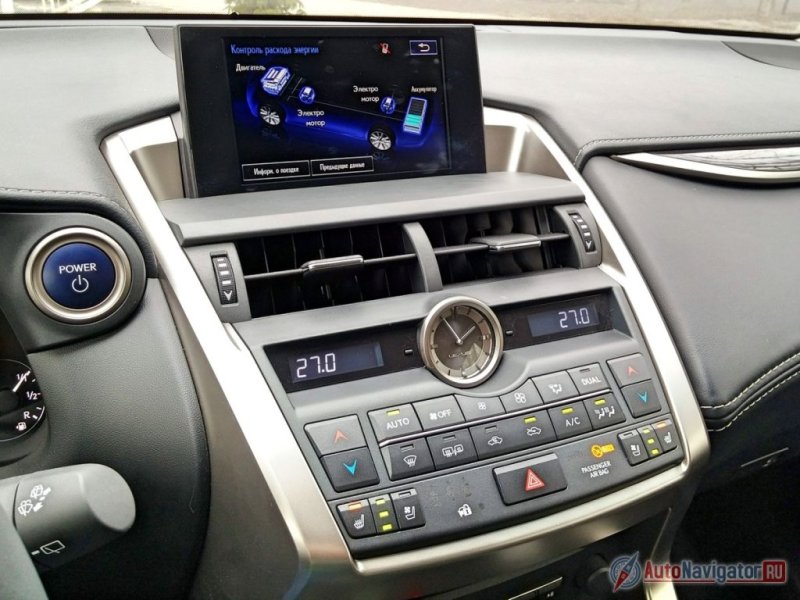 На стационарный экран выводится подробная информация о работе гибридного привода