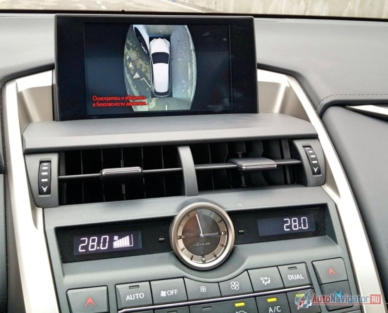 Lexus NX оснащен очень информативной системой кругового обзора
