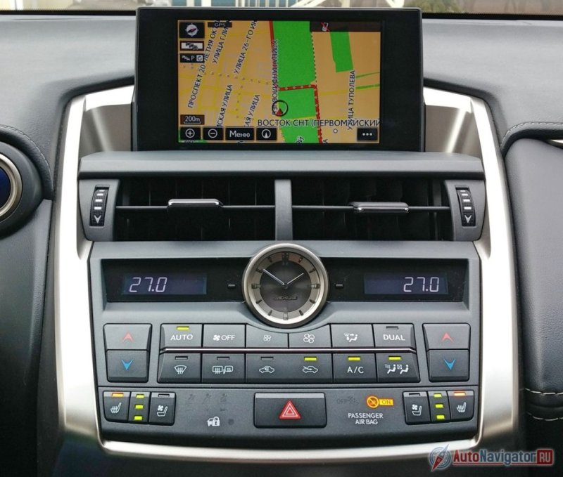 Аналоговые часы соседствуют с цифровыми табло климатической системы