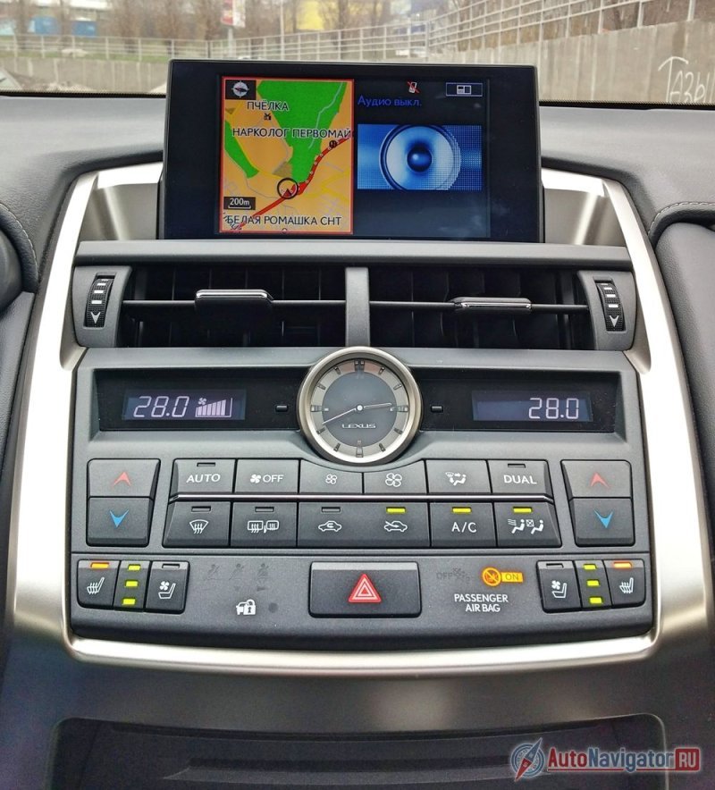 Мультимедийный дисплей способен работать в 2-оконном режиме. Это очень удобно