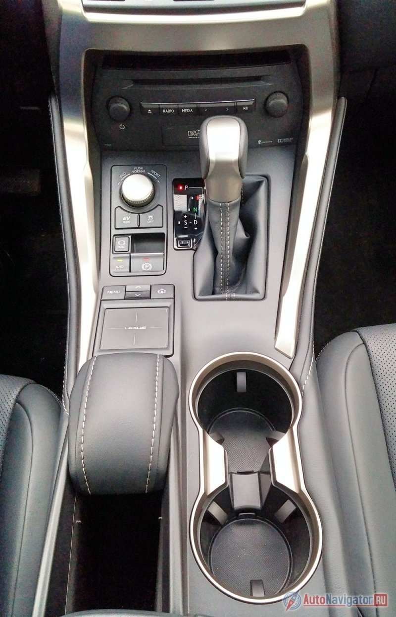 На центральном тоннеле внимание привлекают сенсорная панель Remote-Touch и шайба управления режимами работы силового агрегата