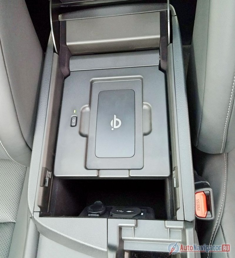 В подлокотнике прячется модуль беспроводной зарядки смартфонов