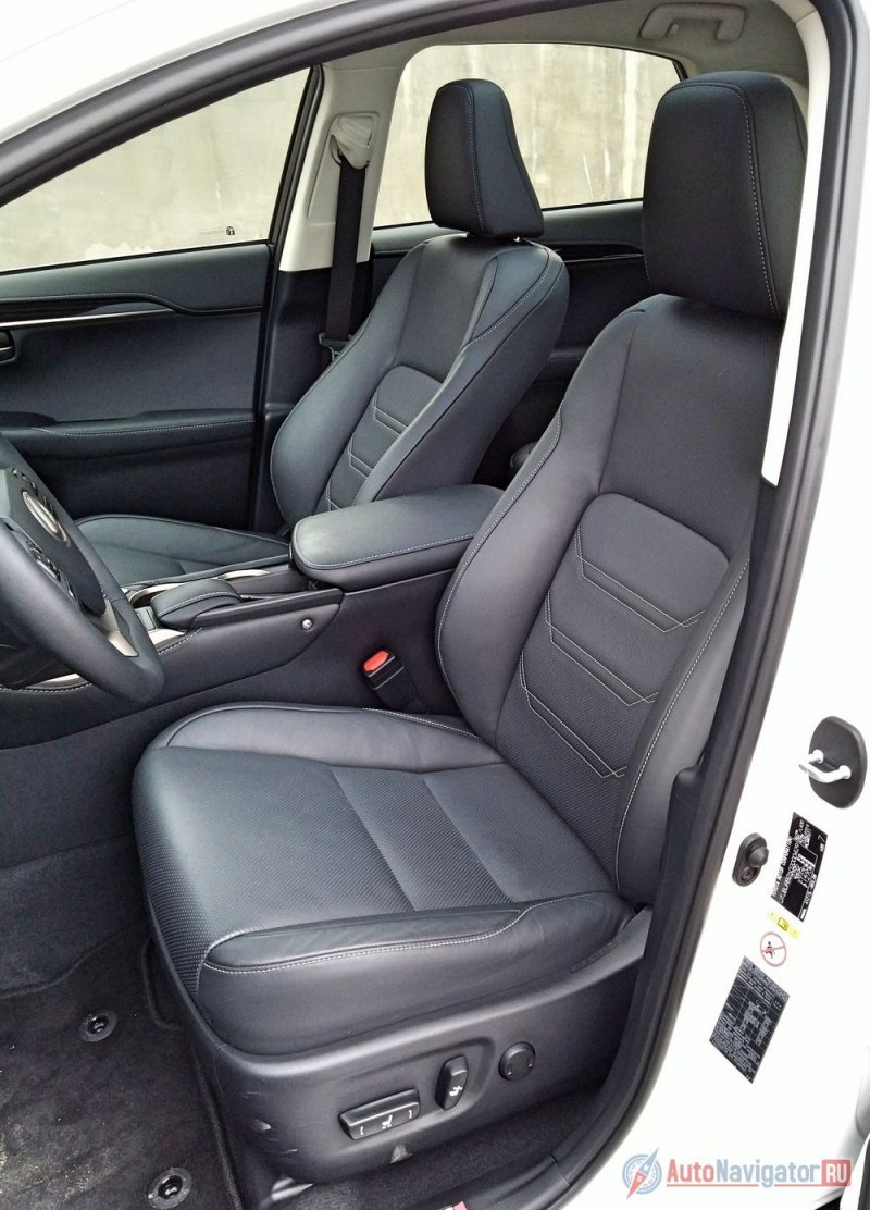 Удобные передние сиденья выглядят эстетично и снабжены электроприводами 